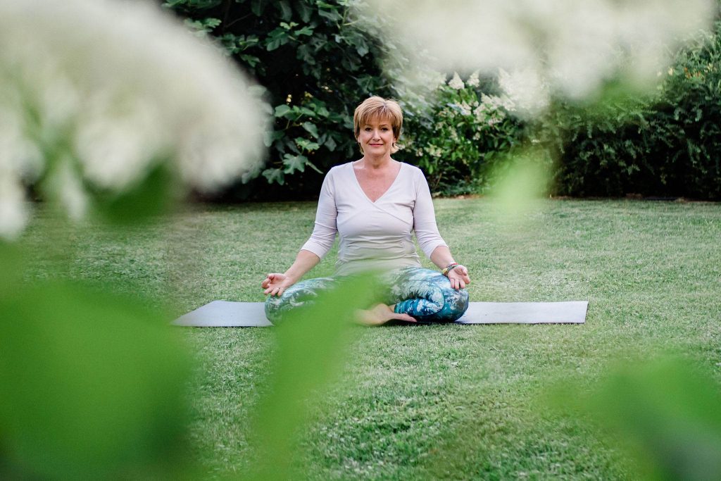 Mag. Betina Halmschlager, Yoga im Garten